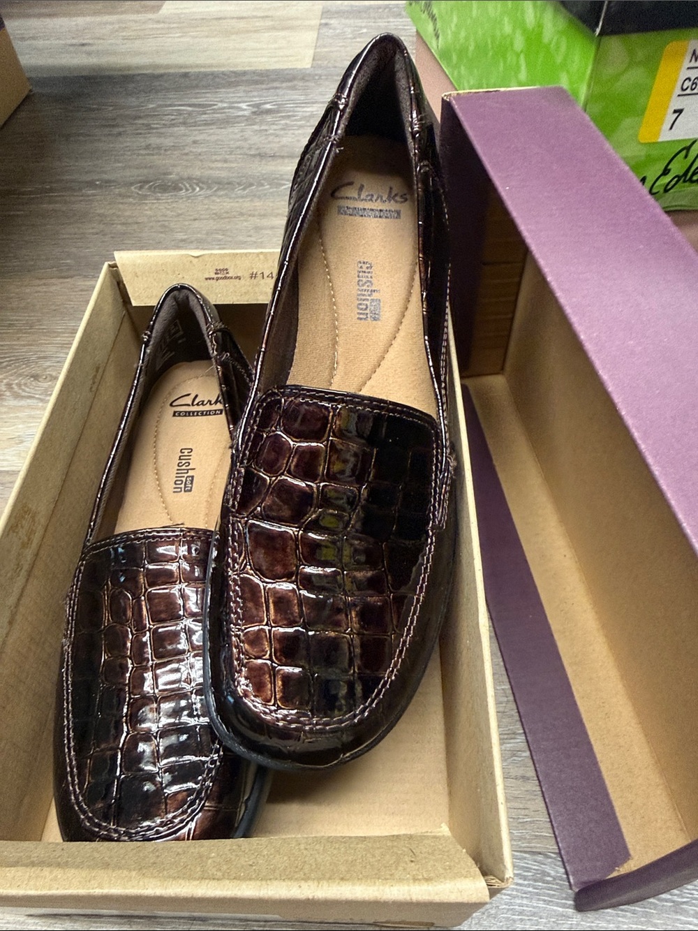 Clarks Men’s Dark Brown Croc-Embossed Leather Slip-On Loafers size 6.0M W/box